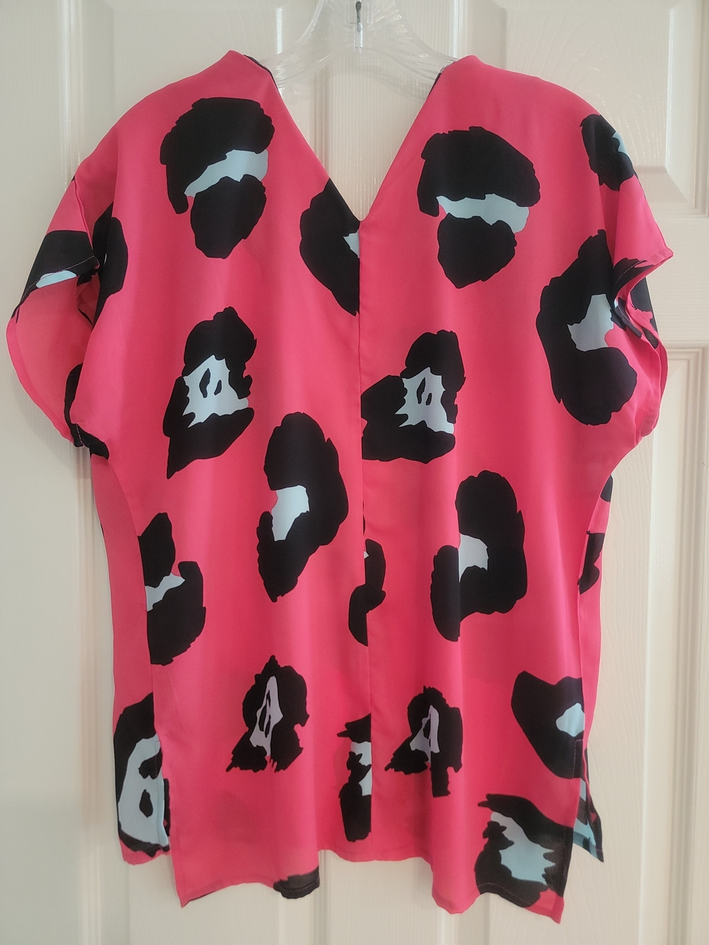 CARAMELA Women's Bonnie Pink Polyester Animal Print V-Neck Blouse Size Small - Picture 11 of 11
